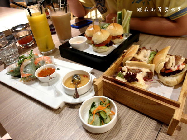 小湯匙越式料理｜台北京站美食，不限時異國料理，越式鮮蝦小漢堡很可愛 @猴屁的異想世界