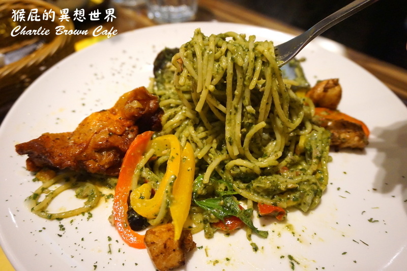查理布朗咖啡｜台中史努比主題餐廳，環境優、適合聚餐，有當月壽星優惠 @猴屁的異想世界