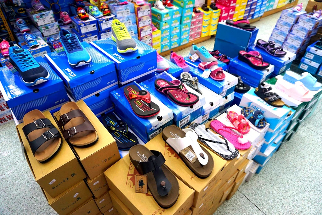 555鞋量販店｜台中鞋子特賣會，名牌鞋年終特賣全面3折起，Nike、Adidas等名牌鞋出清 @猴屁的異想世界